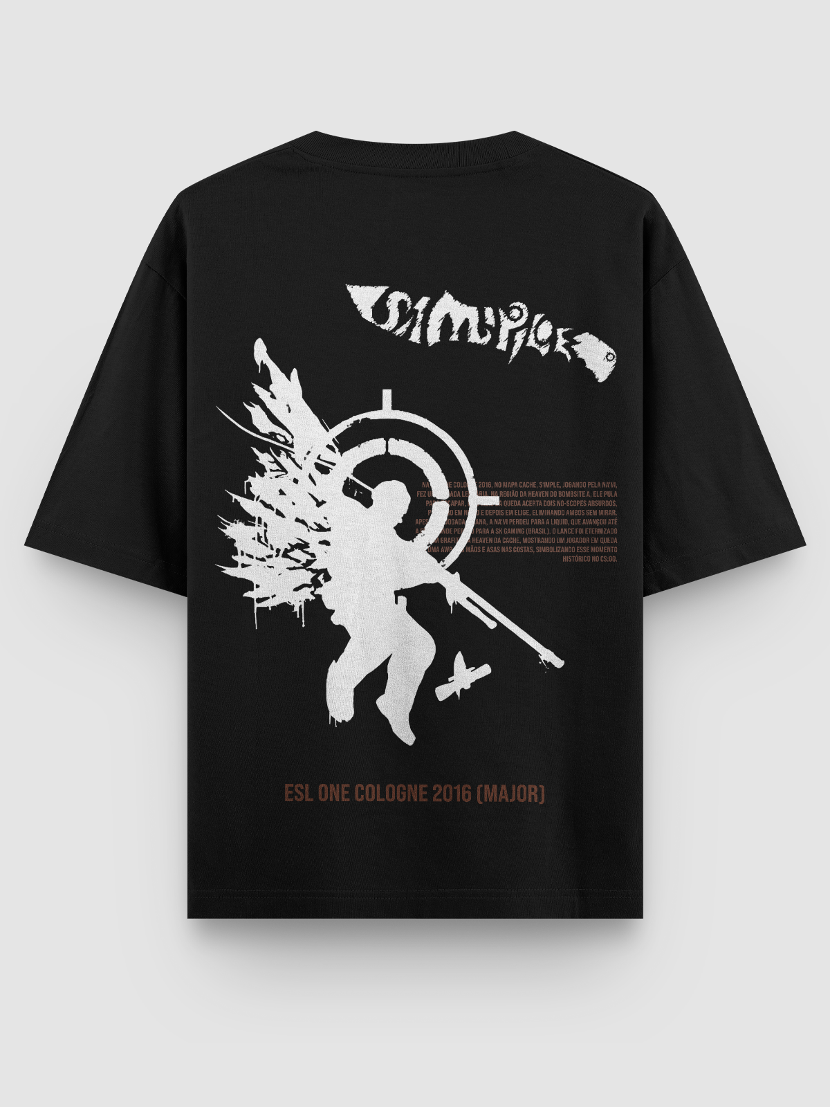 Camiseta oversized branca e preta com estampa do grafite de s1mple no Cache, representando a lendária jogada na ESL One Cologne 2016 com dois no-scopes enquanto caía da heaven.;